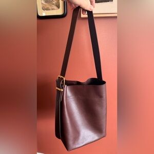 Madewell Essential Bucket Tote in Chocolate Raisin